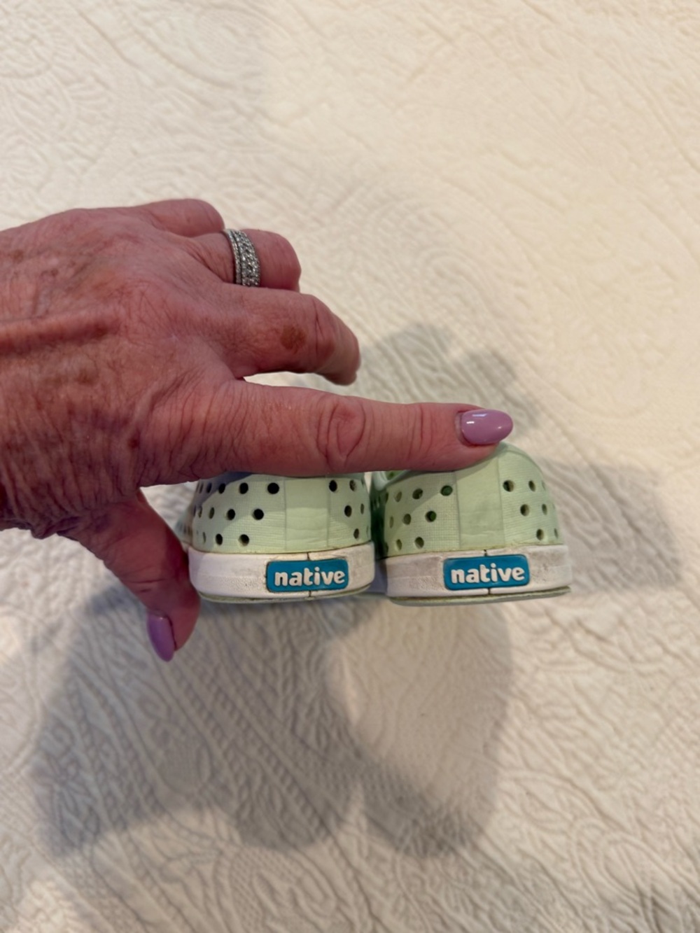 Native Jefferson Shoe in Mint Green and White size C5. Excellent Condition - Picture 4 of 7